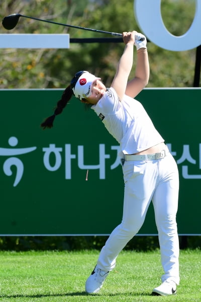 [포토] 이소영, '티 날려버리는 힘찬 티샷'