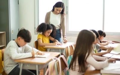 '디지털 기기' 벗어난 스웨덴 학교들…종이책·손글씨 회귀 왜?