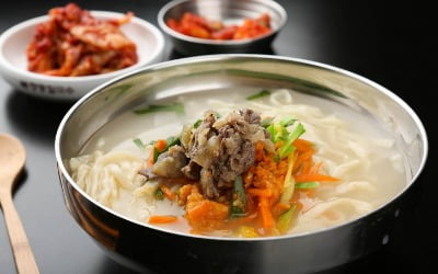 "칼국수 먹기도 겁나네"…30대 직장인, 맛집 갔다가 '화들짝'