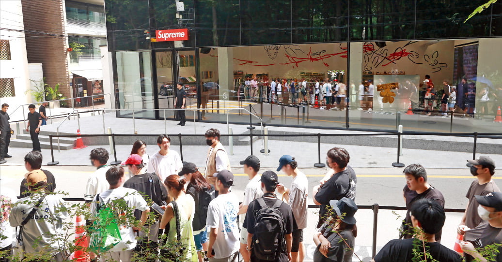 미국 스트리트패션 브랜드 슈프림이 서울 도산대로에 국내 첫 플래그십스토어를 연 지난달 19일 젊은 층 마니아들이 입장하기 위해 길게 줄을 서 있다.  /연합뉴스 