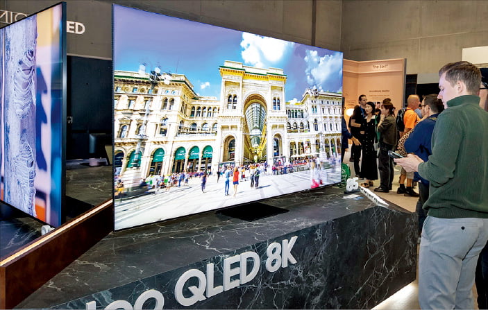 삼성전자 부스에 전시된 초고화질 TV ‘네오 QLED 8K’ 앞에 관람객이 모여 있다.  삼성전자 제공 