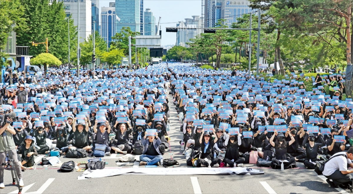 전국에서 모인 교사들이 지난 2일 서울 국회의사당 앞에서 ‘서이초 교사 추모 및 입법 촉구 7차 집회’를 열고 공교육 정상화 관련 입법을 요구하고 있다. 이날 집회에는 7월 서이초 교사가 숨진 뒤 열린 집회 가운데 가장 많은 인원인 약 20만 명이 모인 것으로 주최 측은 추산했다./뉴스1 