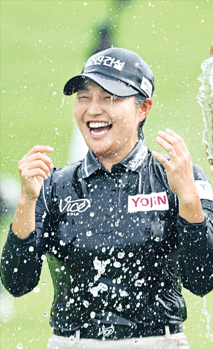 서연정이 3일 열린 한국여자프로골프(KLPGA)투어 KG레이디스 오픈에서 우승을 차지한 뒤 동료들의 축하를 받고 있다.  KLPGA 제공 