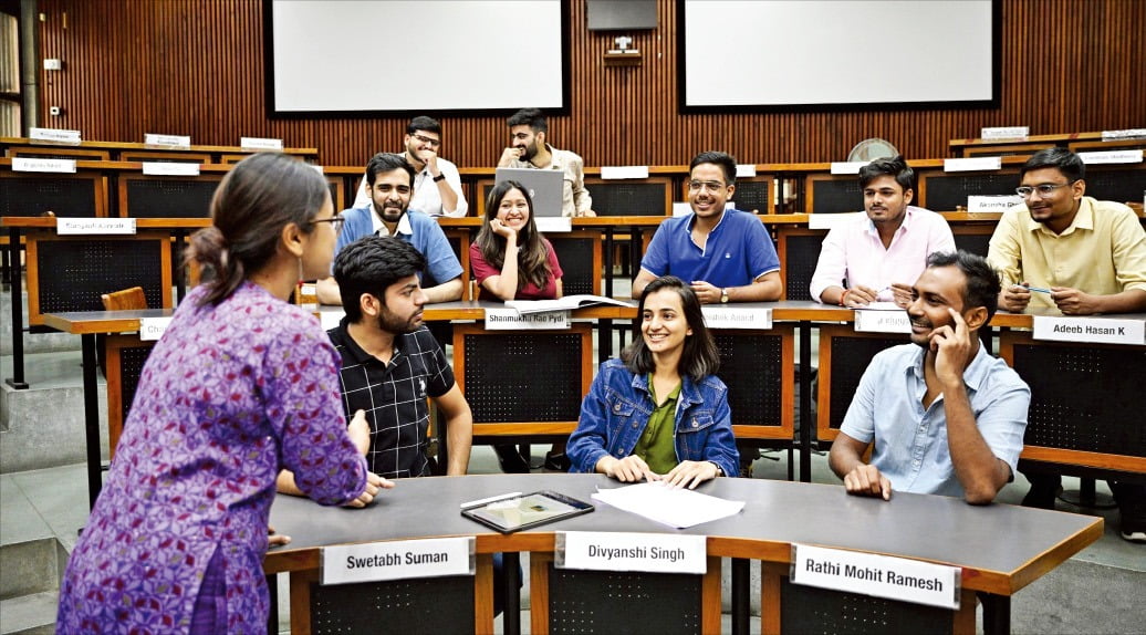 인도경영대학원(IIM) 아마다바드 캠퍼스의 경영학석사(MBA) 학생들이 수업에서 토론하고 있다.  /IIM아마다바드 제공 