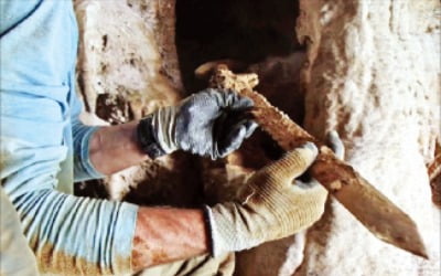 이스라엘 사해 인근 동굴서 1900년前 로마제국 검 발굴