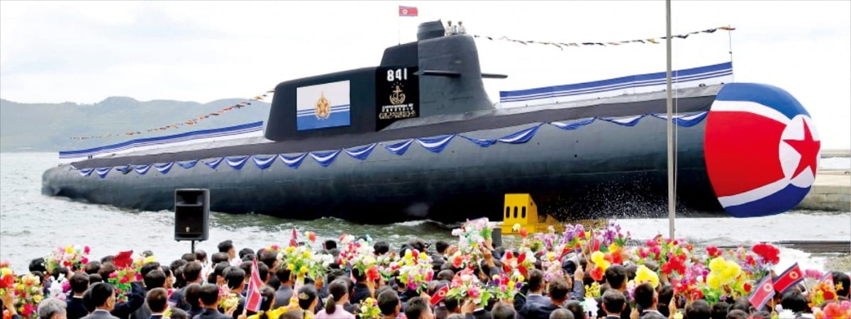 [포토] 北, 전술핵잠수함 공개…軍 “정상 운용 불가능한 모습” 