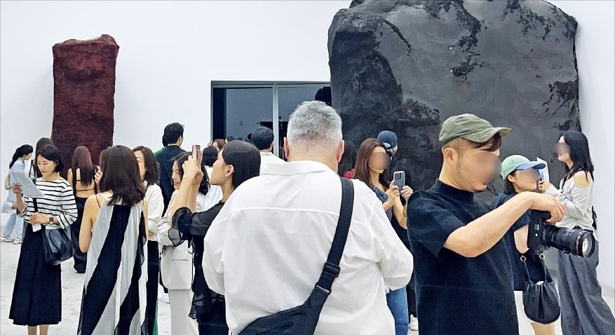 갤러리 야간 개장 지난 7일 서울 삼청동에 있는 국제갤러리를 찾은 관람객들이 영국 현대미술 거장 아니쉬 카푸어의 작품을 관람하고 있다. /김보라 기자 