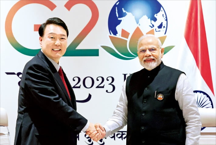 주요 20개국(G20) 정상회의에 참석한 윤석열 대통령이 10일 인도 뉴델리에서 열린 한·인도 정상회담에서 나렌드라 모디 인도 총리와 악수하고 있다.  연합뉴스 