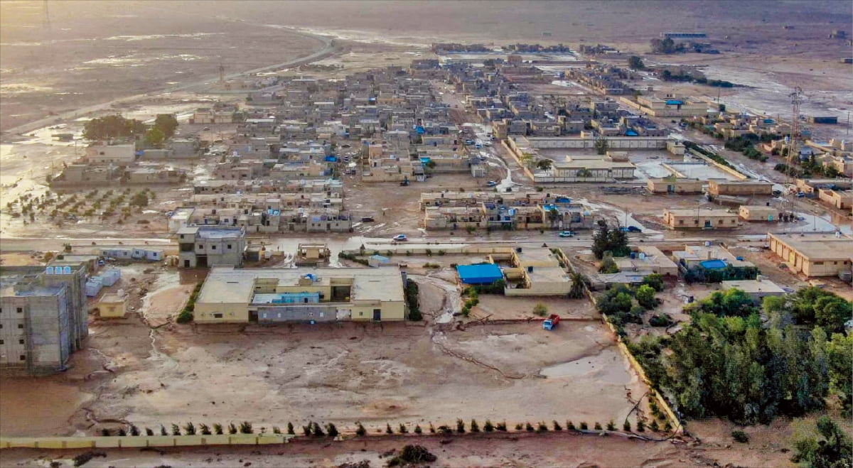 폭풍우가 북아프리카 리비아를 강타하면서 11일(현지시간) 동부의 알무하일리 마을 전체가 물에 잠겼다. 리비아국민군(LNA)은 전날 리비아 동부 해안을 덮친 폭풍우로 인해 2000명 이상이 사망하고 1만 명 가량이 실종됐다고 밝혔다.   로이터연합뉴스 