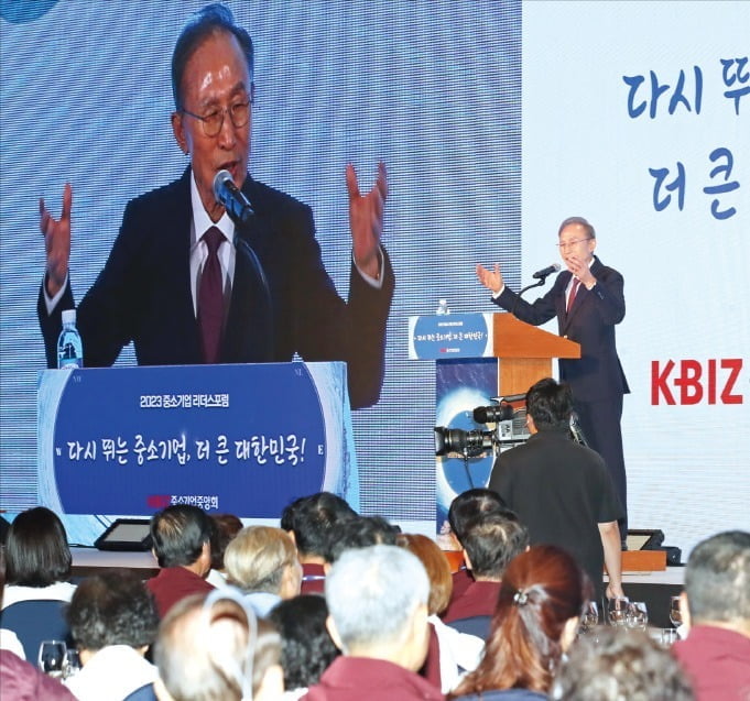 이명박 전 대통령이 12일 제주 롯데호텔에서 열린 ‘2023 중소기업 리더스포럼’ 개막식에서 기조연설을 하고 있다. /연합뉴스 