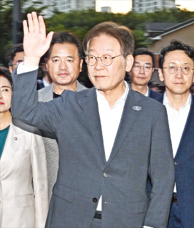 이재명 더불어민주당 대표가 12일 수원지방검찰청에서 ‘쌍방울그룹 대북 송금’ 의혹과 관련해 4시간30여 분에 걸친 조사를 받고 나와 지지자들에게 인사하고 있다.  뉴스1 