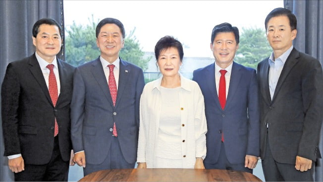 김기현 국민의힘 대표(왼쪽 두 번째)를 비롯한 여당 지도부가 13일 대구 달성군에 있는 박근혜 전 대통령 사저에서 박 전 대통령과 만나 기념사진을 찍고 있다.  /국민의힘 제공 