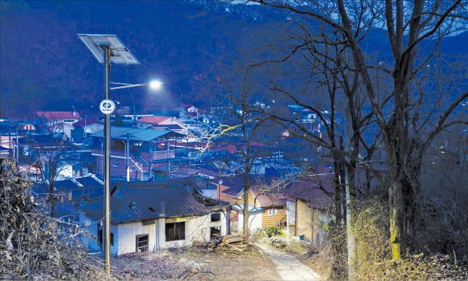 한국수력원자력이 ‘안심가로등’ 사업을 통해 설치한 가로등이 지역사회를 밝히고 있는 모습. 한수원 제공
 