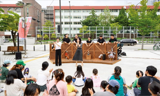 마포문화재단 임직원들이 직접 마리오네트 공연을 진행하며 주민들과 소통하고 있다.  마포문화재단 제공 