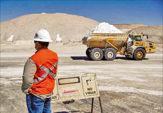 < 칠레 광산 > 리튬 생산기업 SQM의 칠레 칼라마주 아타카마사막의 리튬광산 전경.  /AFP연합뉴스 