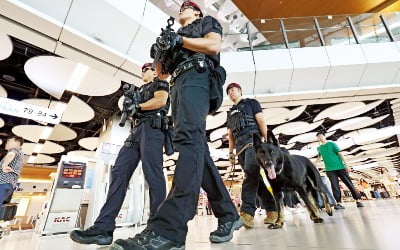 [포토] 추석 특별방범…공항 순찰하는 경찰특공대 