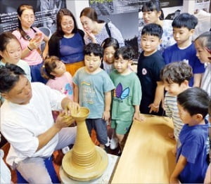 외고산 옹기장이 어린이들에게 옹기 제작 과정을 시연하고 있다.   /울주군 제공 