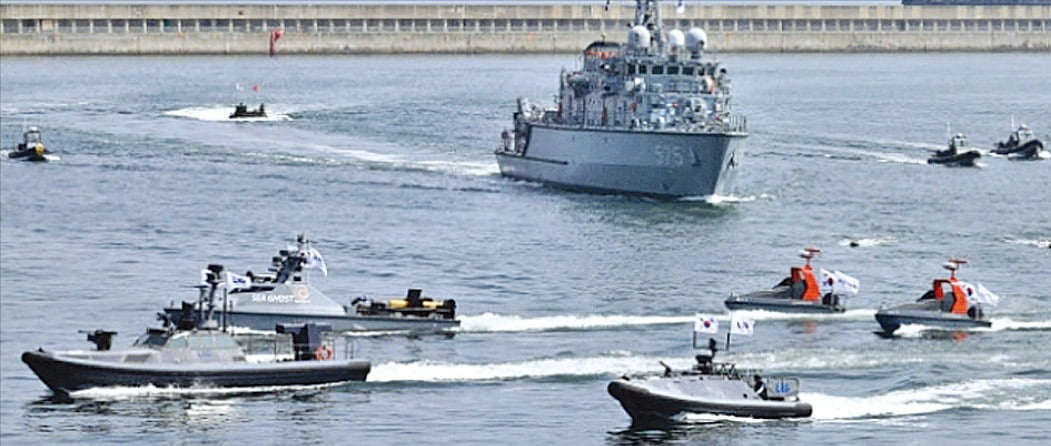 부산작전기지에서 유·무인 복합전투체계 ‘네이비 씨 고스트(Navy Sea GHOST)’를 적용한 상륙작전이 시연되고 있다.  연합뉴스 