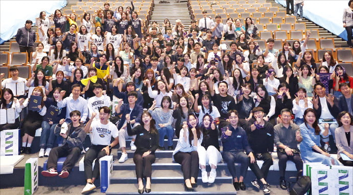 지난 16일 도청 대강당에서 열린 ‘경기청년 사다리 성(장)·공(감)·담(화)’ 행사에 참가한 대학생들이 기념촬영하고 있다. /경기도 제공
