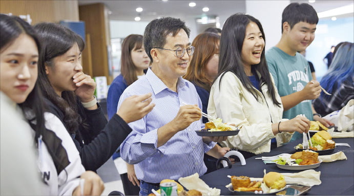 도청 대강당에서 열린 경기청년 사다리 성(장)·공(감)·담(화) 행사에서 김동연 경기지사가 대학생들과 담소를 나누며 식사하고 있다.  /경기도 제공 