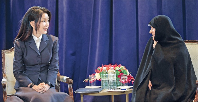 김건희 여사가 20일(현지시간) 미국 뉴욕에서 이란 대통령 부인인 자밀레 알라몰호다 여사와 환담하고 있다.   /연합뉴스 