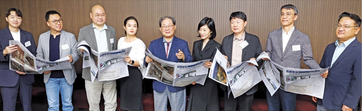 한국경제신문 독자위원회가 지난 21일 본사 17층 회의실에서 열렸다. 왼쪽부터 손주형 서강대 학생, 김범섭 자비스앤빌런즈 대표, 박종민 경희대 미디어학과 교수, 김우경 SK이노베이션 부사장, 박병원 위원장, 이인영 하나금융 소비자보호그룹장, 신관호 고려대 경제학과 교수, 김도영 서강대 경제학부 교수, 오세천 LG전자 전무.     강은구 기자 