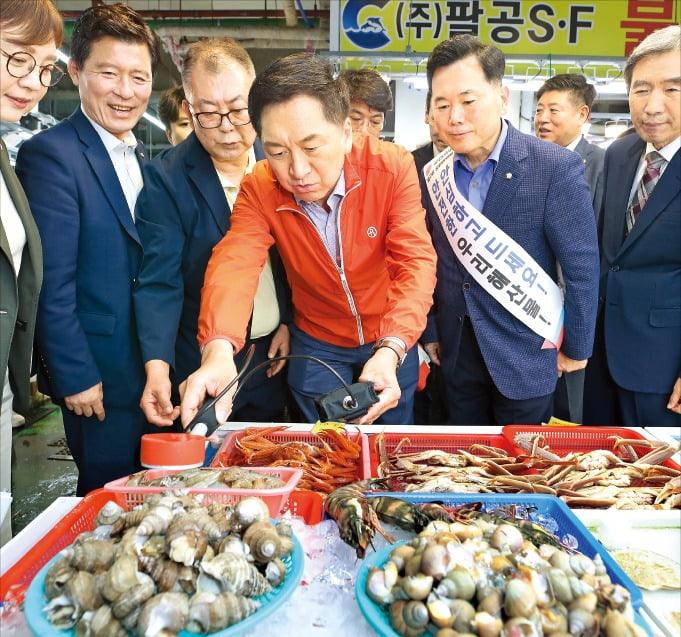 [포토] 수산물 방사능 측정하는 김기현