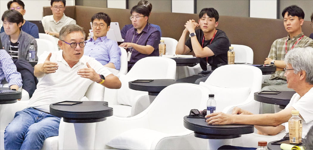 현신균 LG CNS 대표(왼쪽)가 서울 강서구 마곡동 본사에서 경영 효율을 높이는 수학적 최적화 기법에 대해 토론하고 있다.  LG CNS 제공 
