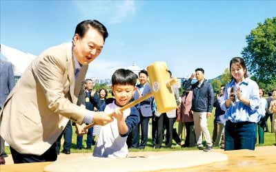 공주·광주·팔도장터…윤 대통령, 귀국하자마자 '추석 민심' 챙겼다