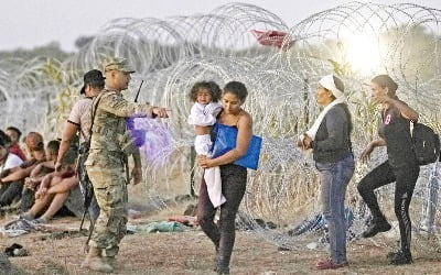 [포토] 불법 이민 급증에…美 국경 ‘혼란’