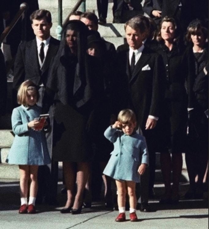 존 F. 케네디 미국 대통령 암살 사흘 후인 1963년 11월 25일 치러진 장례식에서 세살배기 아들 존 F. 케네디 주니어가 워싱턴D.C.에 안치된 아버지의 관을 향해 경례하고 있다. 사진=AP·연합뉴스