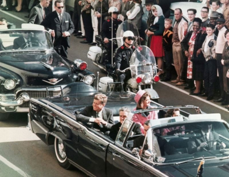 1963년 11월 22일 텍사스 주 댈러스에서 존 F. 케네디 미국 35대 대통령이 재클린 여사와 함께 무개차를 타고 카퍼레이드를 벌이고 있다. 케네디 대통령은 잠시 후 리 하비 오스왈드가 쏜 총에 맞아 사망했다. 사진=AP·연합뉴스
