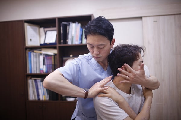 [2023 한국소비자만족지수 1위] 디스크 척추 관절 치료, 하우림골근약침