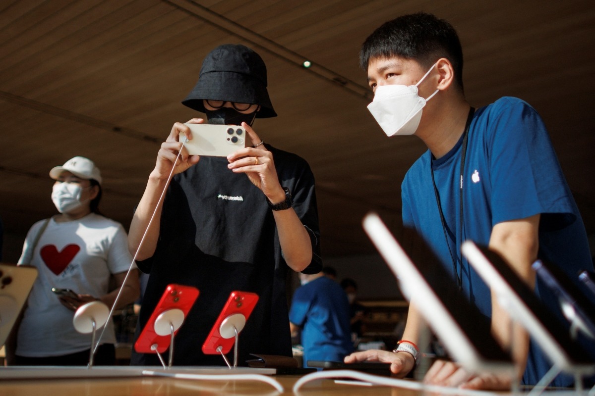중국 베이징 애플스토어 매장에서 중국 청년들이 아이폰 성능을 확인하고 있다.(연합뉴스)