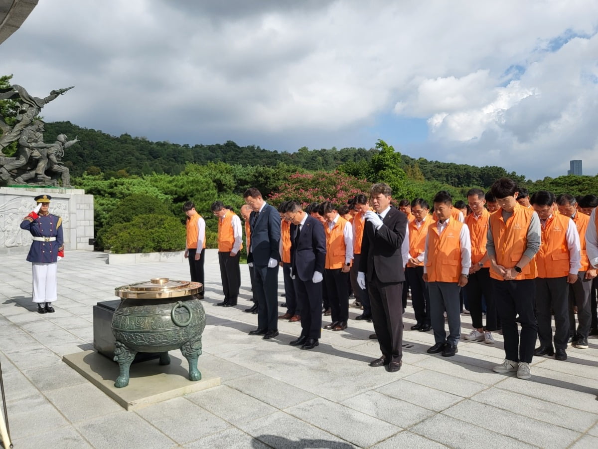 9월 18일 한화에어로스페이스와 한화오션 임직원들이 호국영령에 참배하고 있다. 사진=한화에어로스페이스 제공