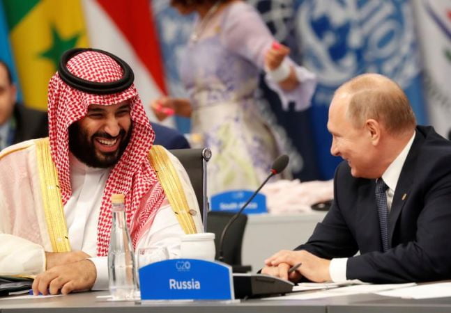  무함마드 빈살만 사우디아라비아 왕세자(왼쪽)와 블라디미르 푸틴 러시아 대통령이 2018년 11월 아르헨티나 부에노스아이레스에서 열린 주요20개국(G20) 정상회의에 참석해 대화를 나누고 있다./로이터 연합뉴스