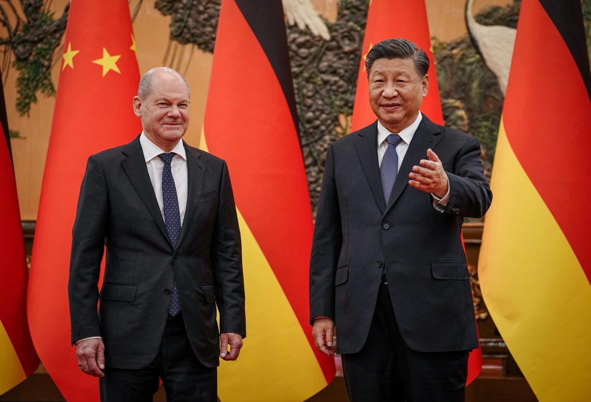 시진핑(오른쪽) 중국 국가주석과 올라프 숄츠 독일 총리가 2022년 11월 4일 베이징 인민대회당에서 회담 전 기념 촬영을 하고 있다. 사진=로이터·연합뉴스 