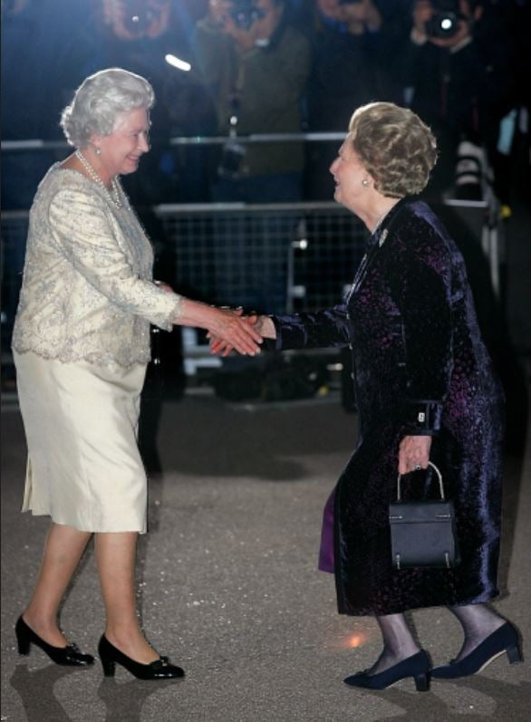 엘리자베스 2세 영국 여왕과 시그니처 핸드백을 들고 있는 대처 전 영국 총리. 사진=AFP·연합뉴스
