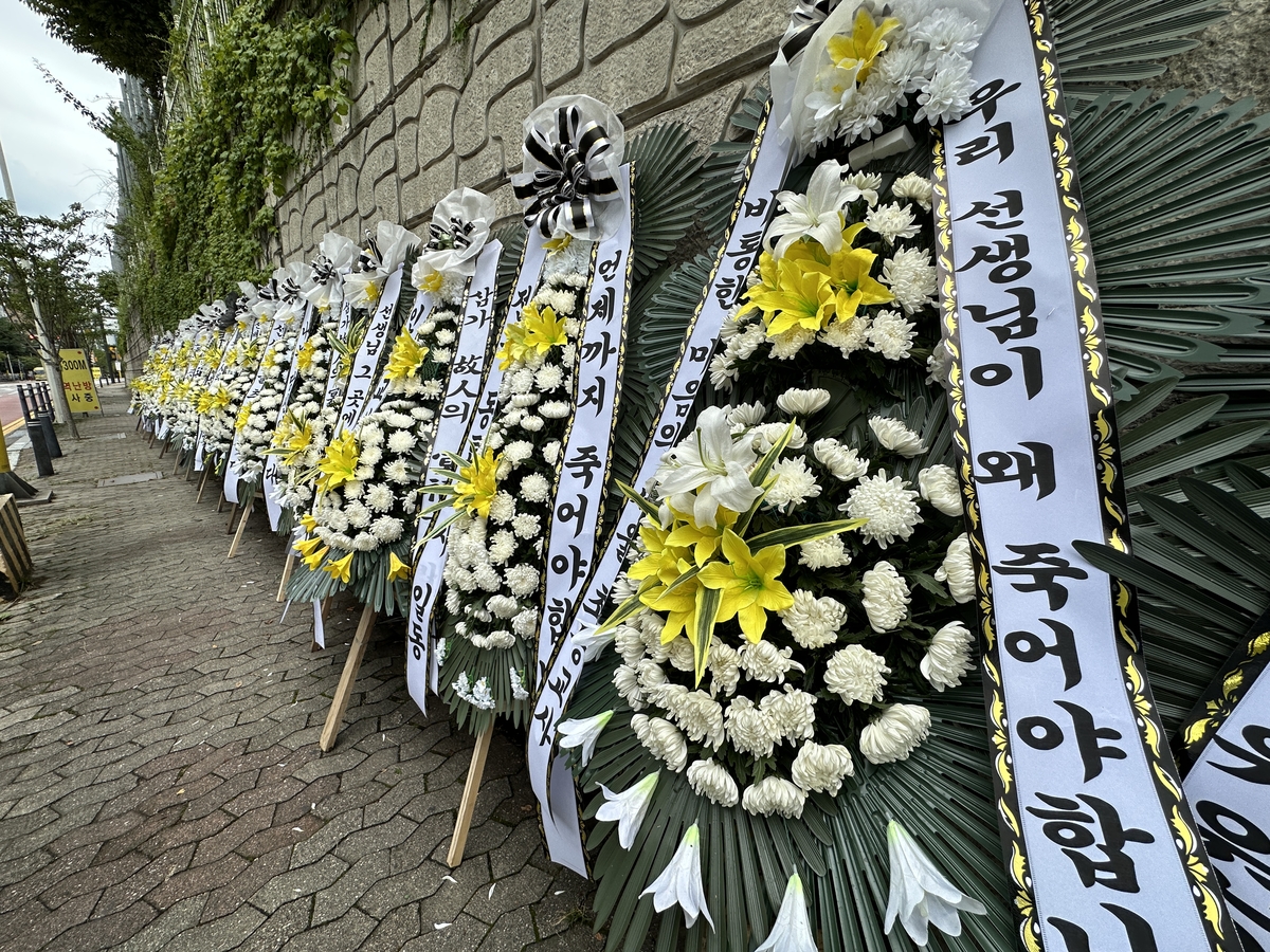 숨진 용인 교사 유족 "고소당하자 충격…34년 자긍심 무너져"