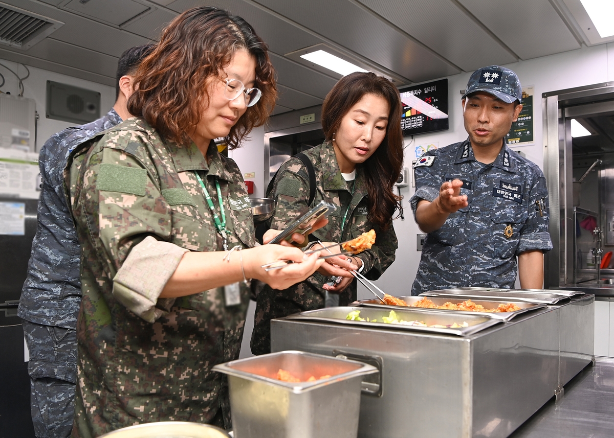 "우리 장병 잘먹고 잘입나"…모니터링단, 해군 1함대 점검