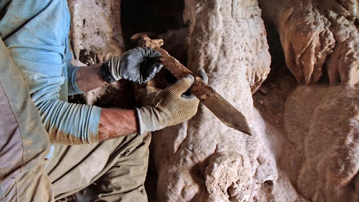 이스라엘 사해 인근 동굴서 1천900년전 로마시대 검 발굴