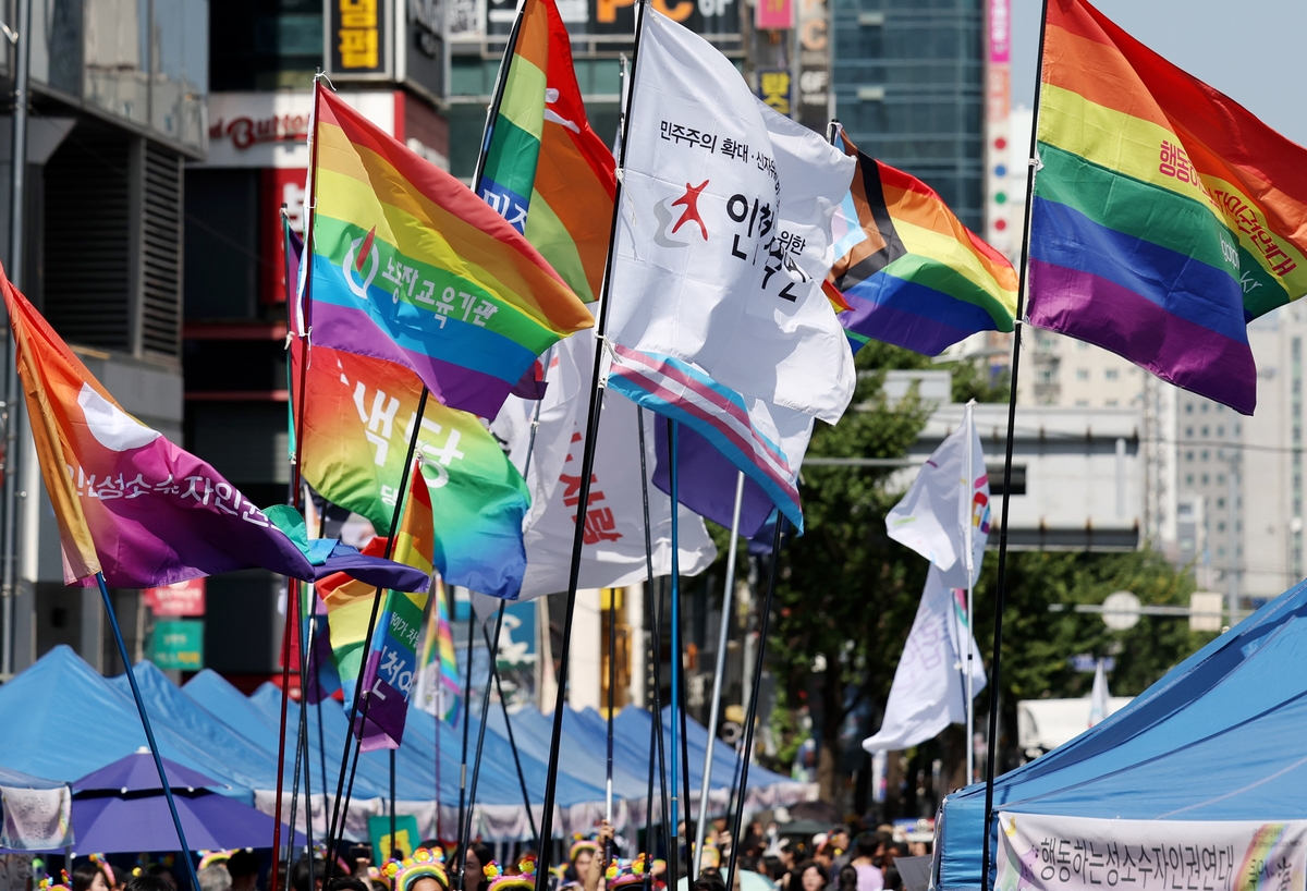 인천서 성 소수자 퀴어축제 열려…인근서 반대 집회도