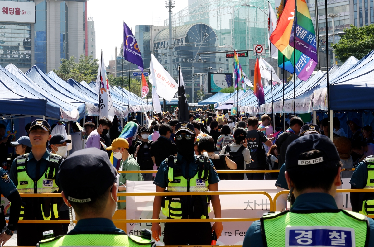 인천서 성 소수자 퀴어축제 열려…인근서 반대 집회도