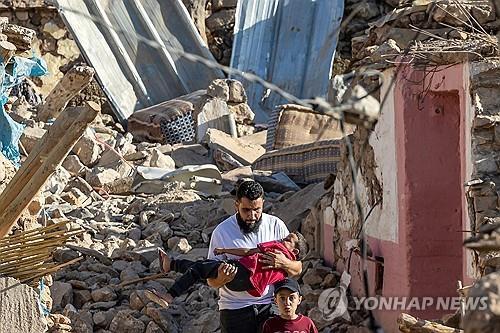 [모로코 강진] 지진 몇 분 전 태어난 기적의 새생명…"텐트 신세"