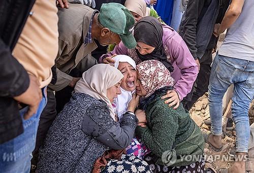 [모로코 강진] 지진 몇 분 전 태어난 기적의 새생명…"텐트 신세"