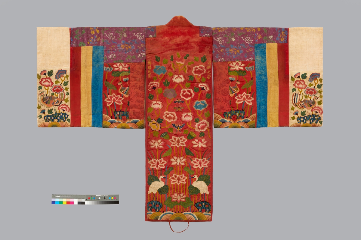 붉은 비단에 수놓은 원앙·꽃…RM이 보존 처리 도운 '활옷' 공개