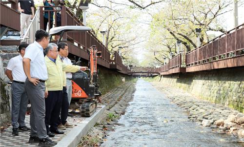 '벚꽃 명소' 진해 여좌천 낙수 소음 줄어든다…곧 준공 예정