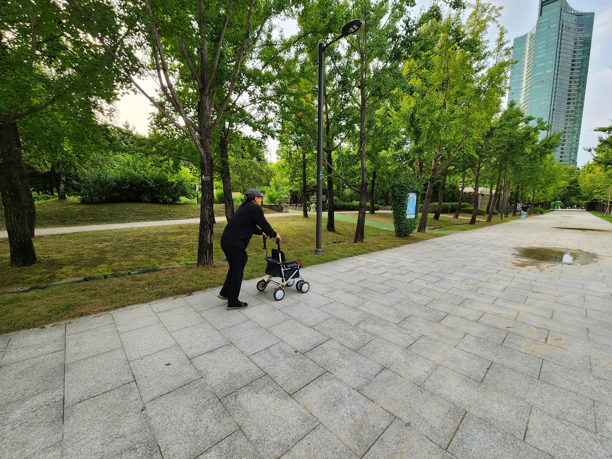 천천히 산책하세요…서울숲에 보행보조 실버카