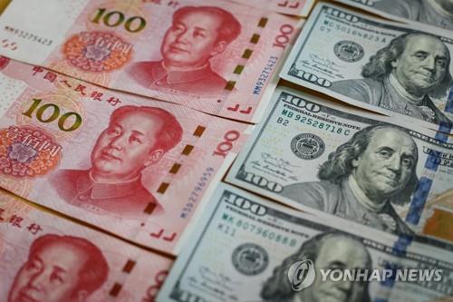 연휴 앞 중국, 위안 방어 위해 은행고객에 "달러 매수 미루라"
