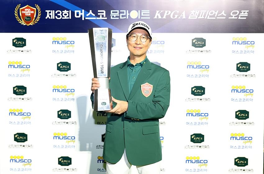 김경민, KPGA 유일 '야간 개최' 문라이트 시니어 오픈 우승